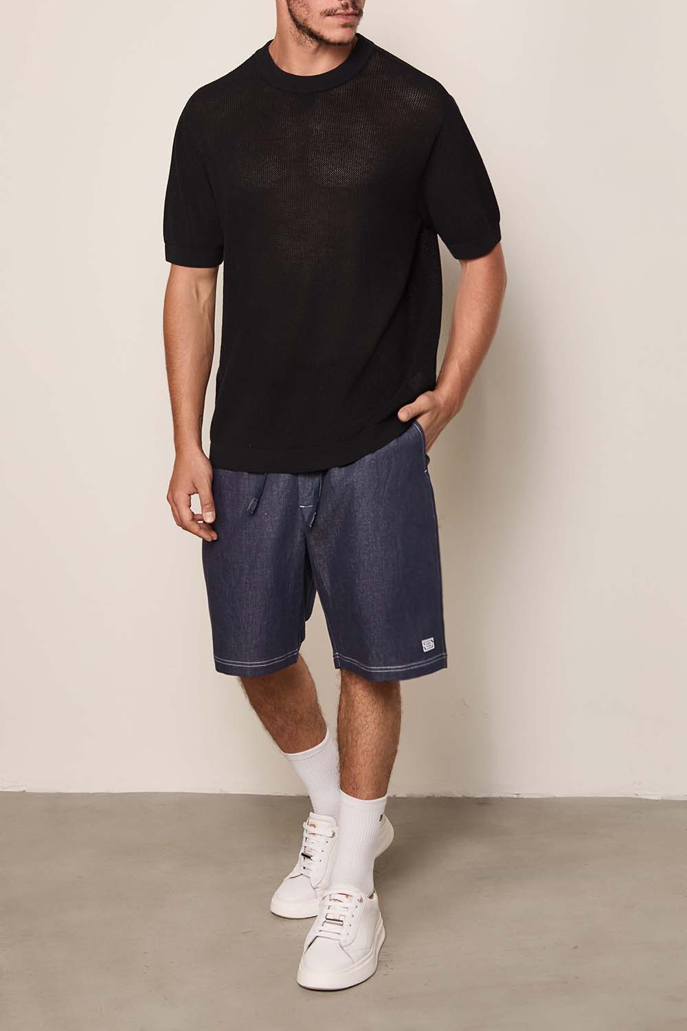 תמונת כל הלוק של חולצת טי